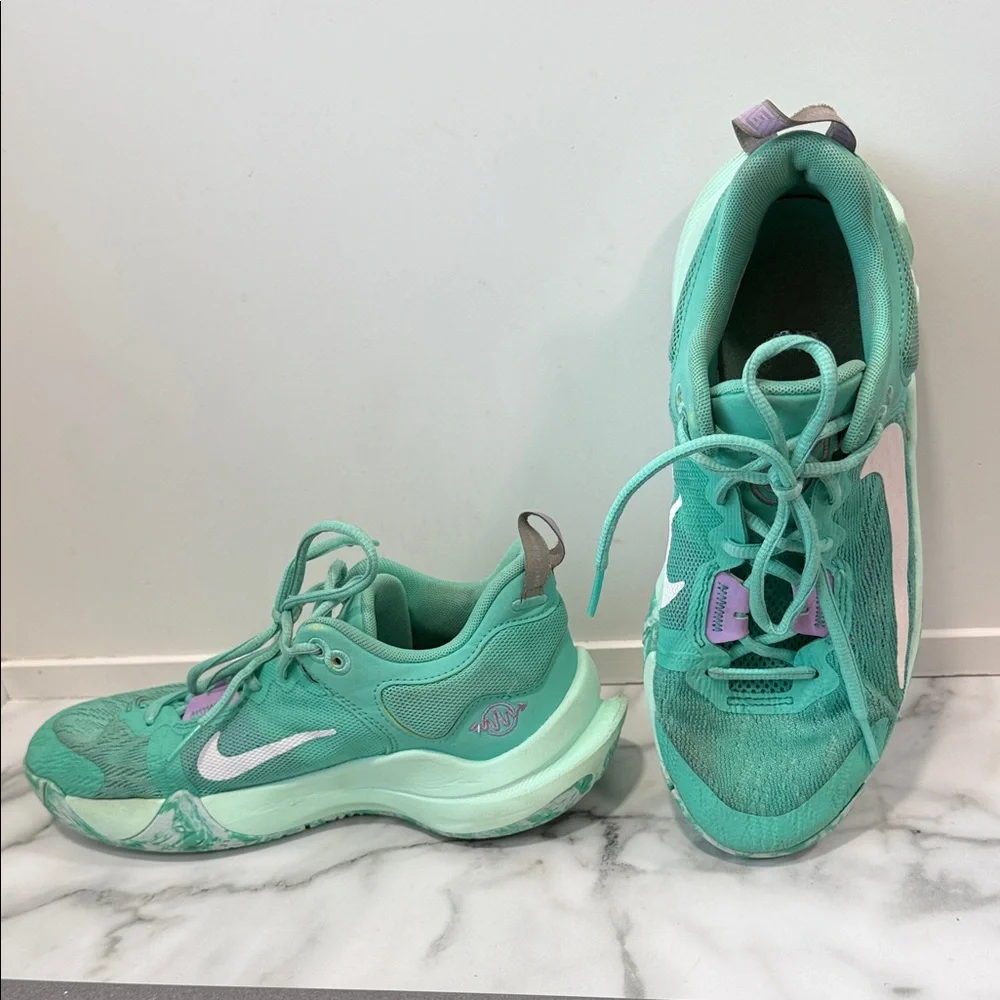 Nike Giannis Immortality 2 basketball shoes youth size 6
